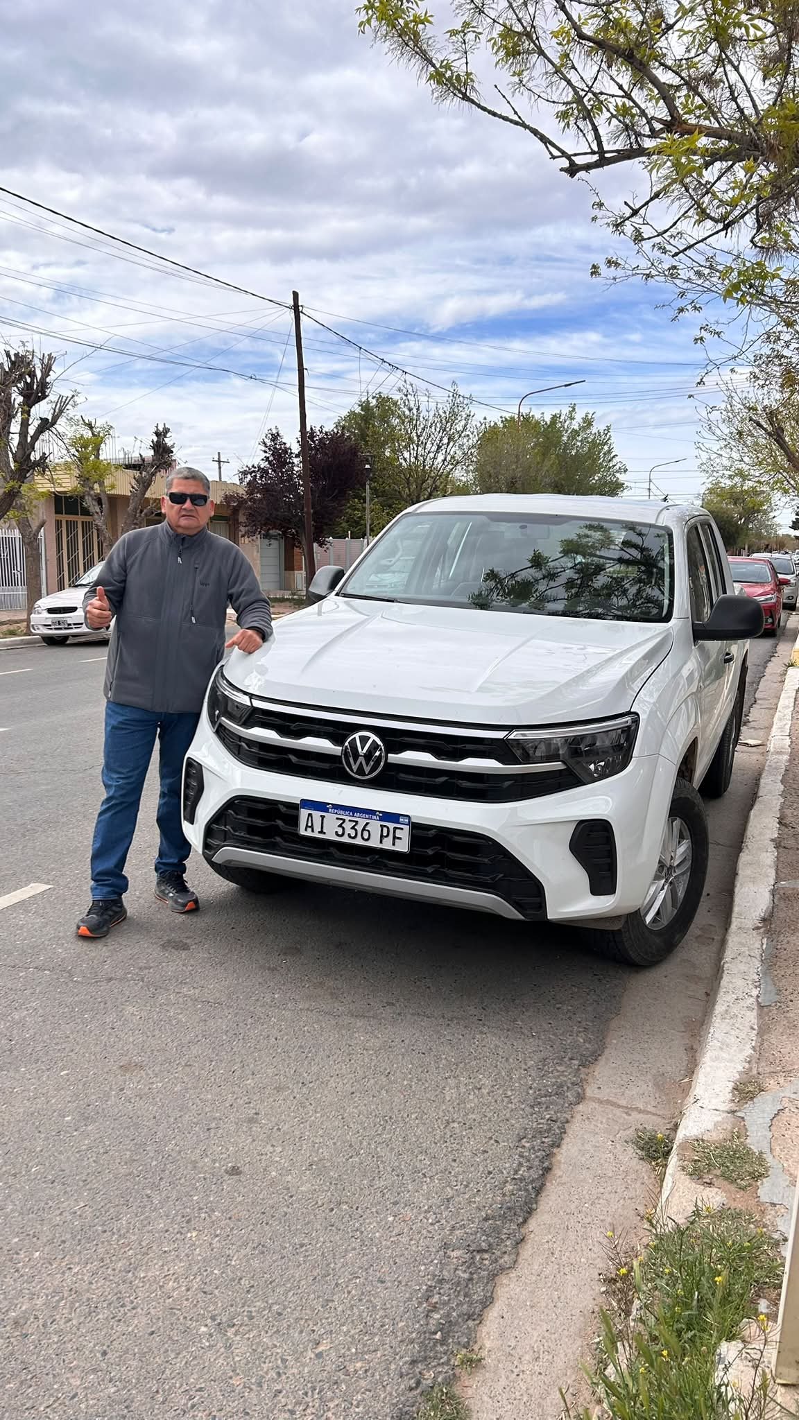 Cliente de Lautaro Multimarcas junto a su Volkswagen Amarok recién entregada